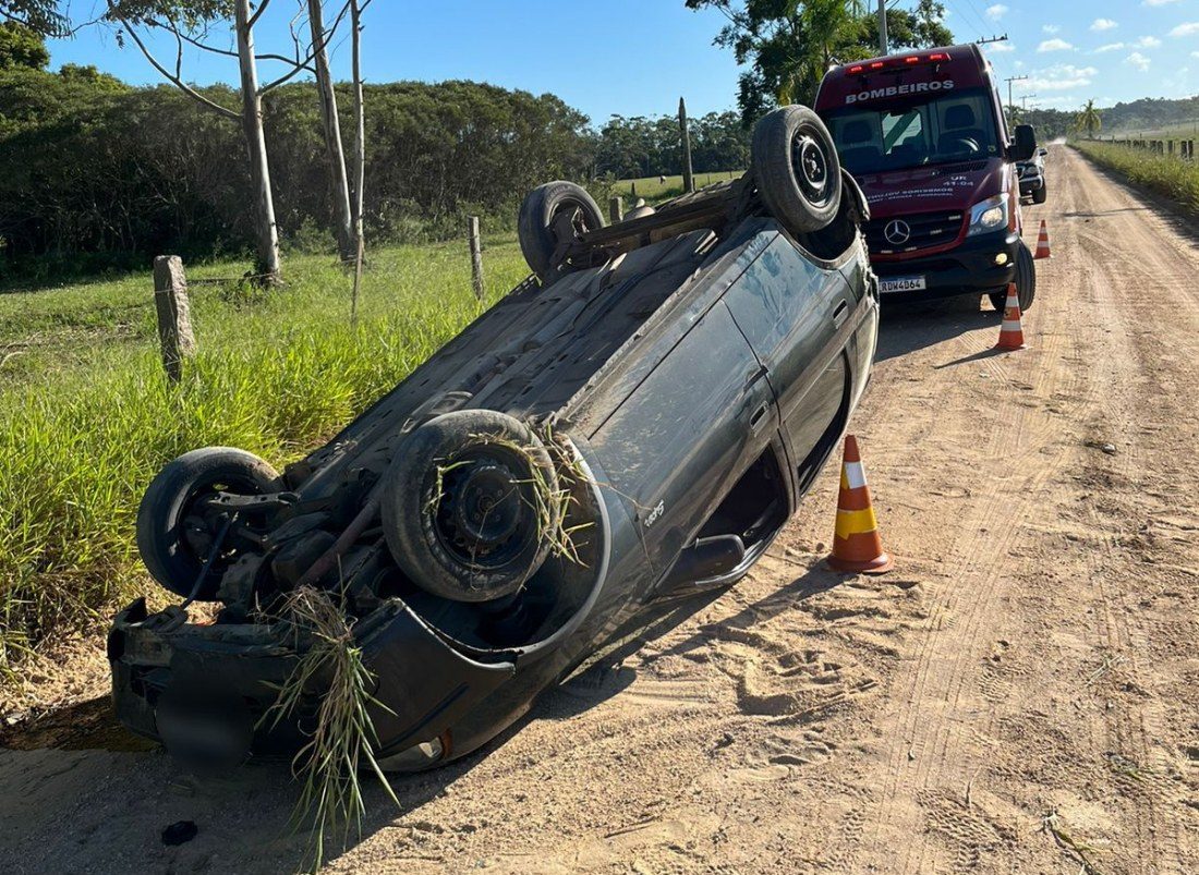 Duas pessoas ficam feridas após carro capotar em Jaguaruna Portal Infosul